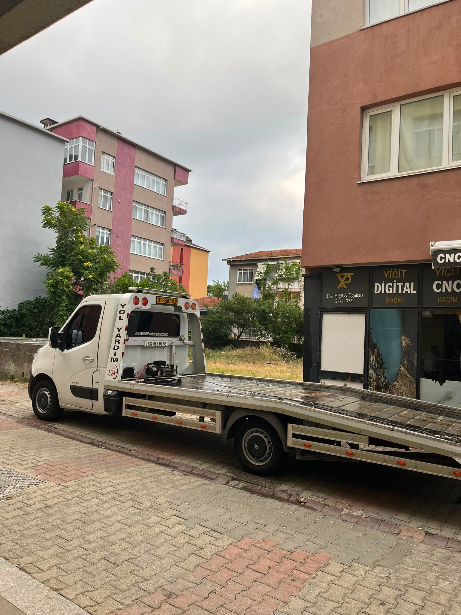 Çekici ile araç taşıma çalışması