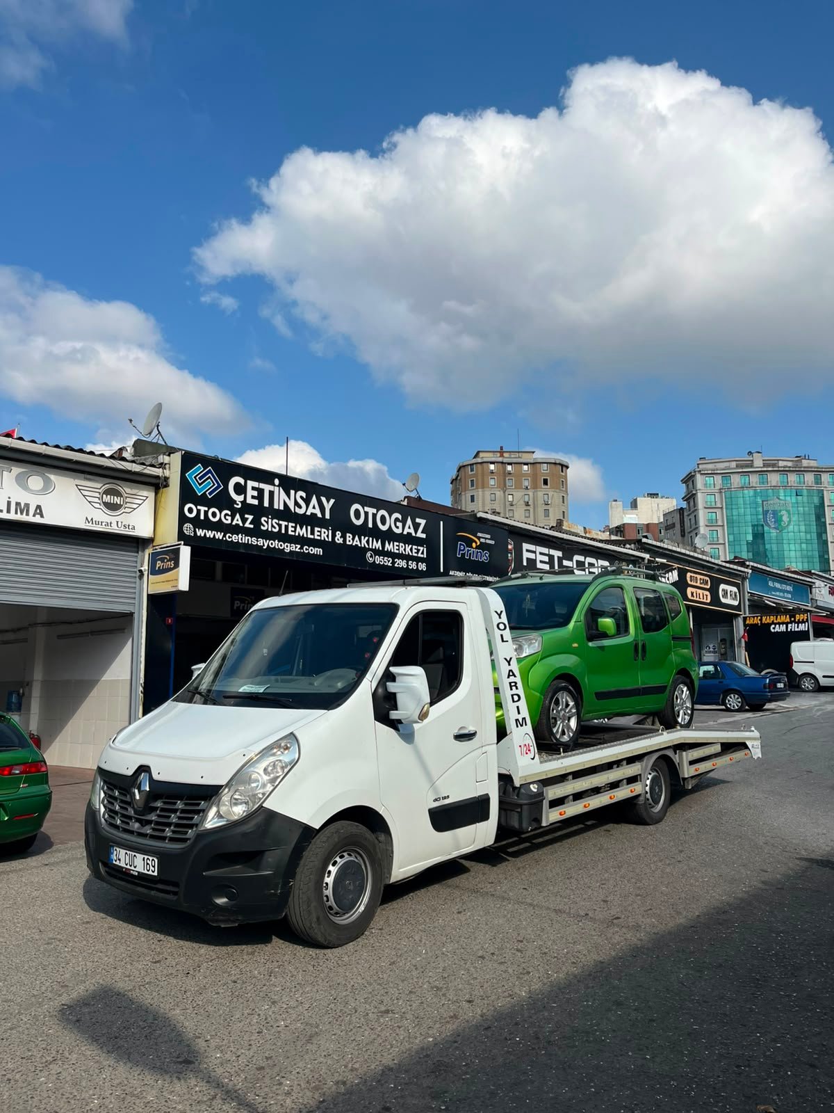 Yol yardım ve araç taşıma için kullanılan çekici