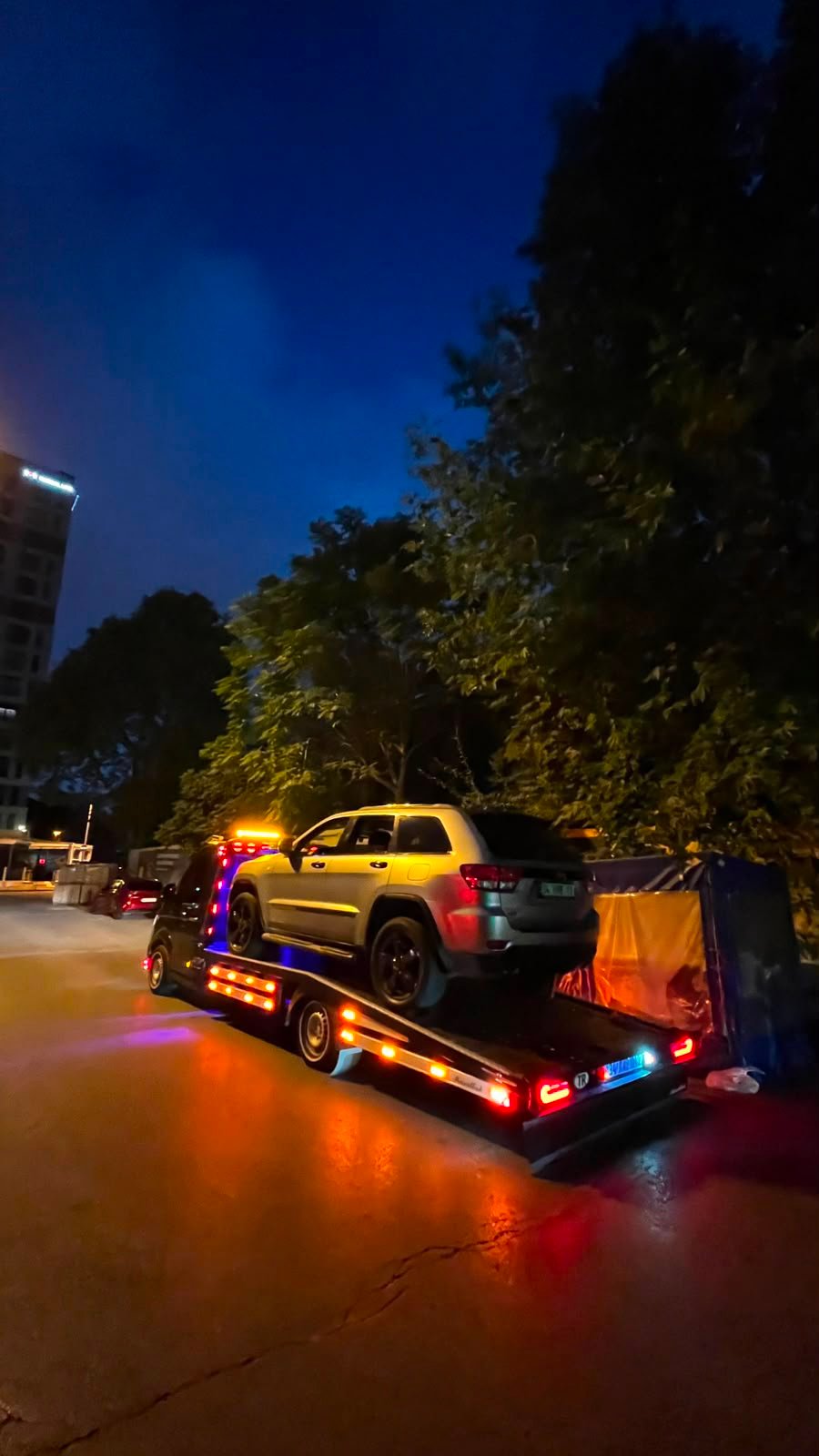 Gece ışıklarında çekici üzerinde araç taşıma