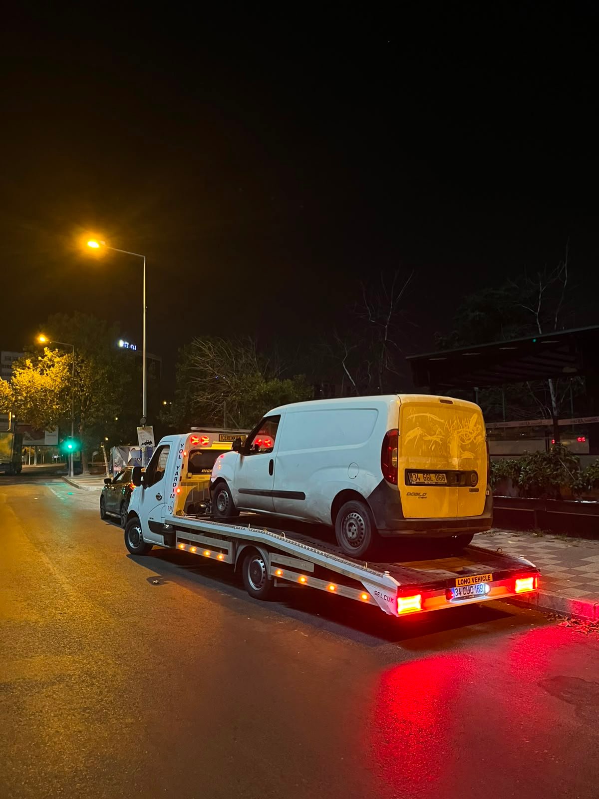 Taşıma platformunda başka bir araç bulunan çekici